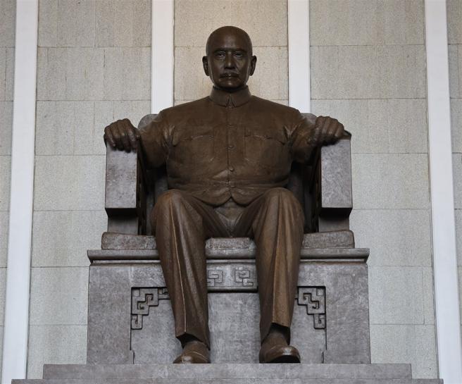  今日是國父孫中山先生誕辰160週年紀念日，國軍傳承其精神，矢志保護人民、效忠國家。圖為國父紀念館大廳內國父坐姿銅像。（本報資料照片）