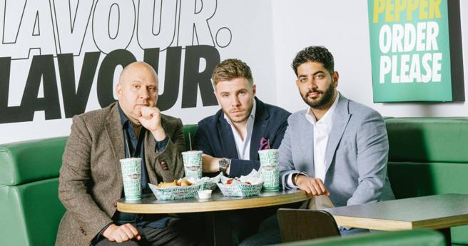 英國企業家湯姆・葛羅根（中）年僅35歲就將Wingstop UK出售，晉升為億萬富翁。（圖／翻攝自X，@Tngtweets1）