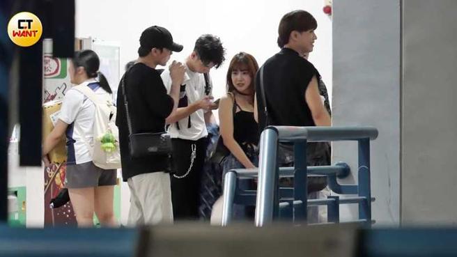 古曜威等人到场，冯晨轩开车载他们前往KTV欢唱。（图／本刊摄影组）