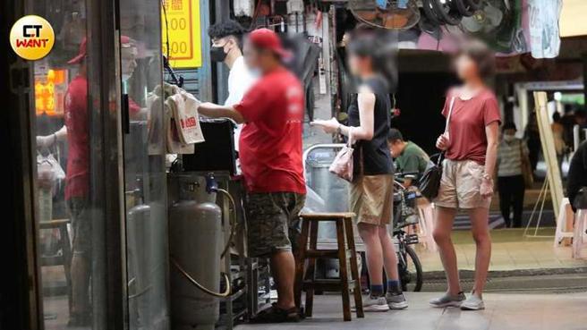 冯晨轩绕到附近的小吃店视察。（图／本刊摄影组）