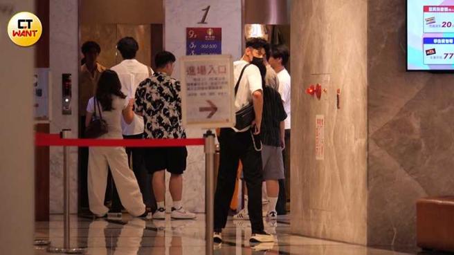 冯晨轩赶回KTV与孟洁和其他人碰头。（图／本刊摄影组）