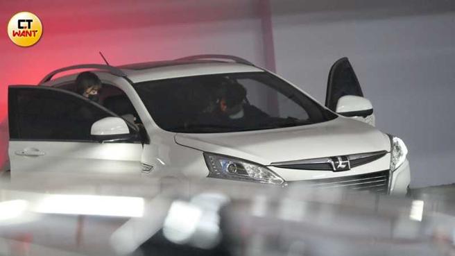 三小时后，孟洁与冯晨轩一同离去，开车返回位于新店的住宅。（图／本刊摄影组）