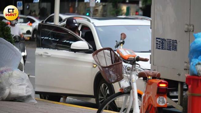 逛完街冯晨轩开车送孟洁到髮廊。（图／本刊摄影组）