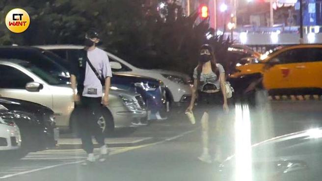 冯晨轩和孟洁在三创美食街用餐结束后牵车离开，结束一日的约会行程。（图／本刊摄影组）