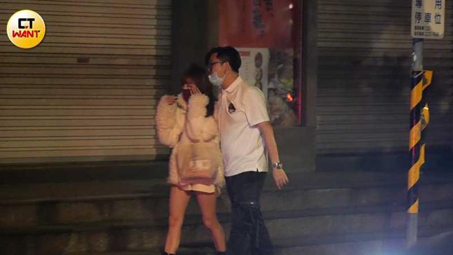 在2021年2月，孟潔被本刊直擊與經紀人史丹利在路邊吵架，戀情曝光。（圖／本刊攝影組）