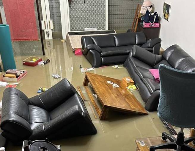 知名氣象粉專台灣颱風論壇執行長陳柏宏位在蘇澳的家同樣泡水，感嘆重演15年前梅姬颱風惡夢。（圖／取自臉書台灣颱風論壇）