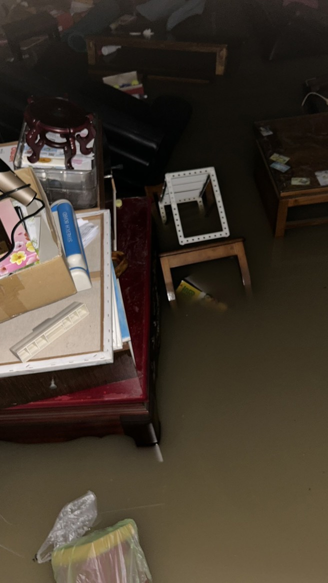 知名氣象粉專台灣颱風論壇執行長陳柏宏位在蘇澳的家同樣泡水，感嘆重演15年前梅姬颱風惡夢。（圖／取自臉書台灣颱風論壇）