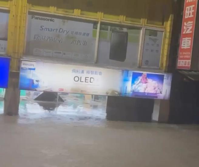 在颱風與東北季風共伴效應影響下，昨宜蘭大暴雨，蘇澳鎮內淹水情況嚴重。（民眾提供／吳佩蓉宜蘭傳真）