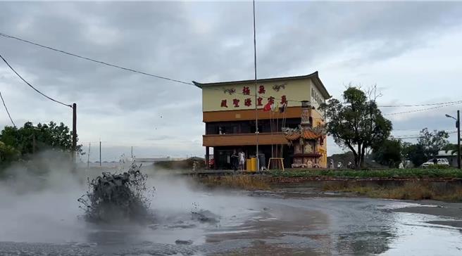 今年屏东万丹泥火山在6月26日首度喷发，相隔5个月后，12日二度喷发，由于现正值红豆栽培期，红豆田恐遭泥浆全灭，目前正紧急引流中。（民眾提供／谢佳潾屏东传真）