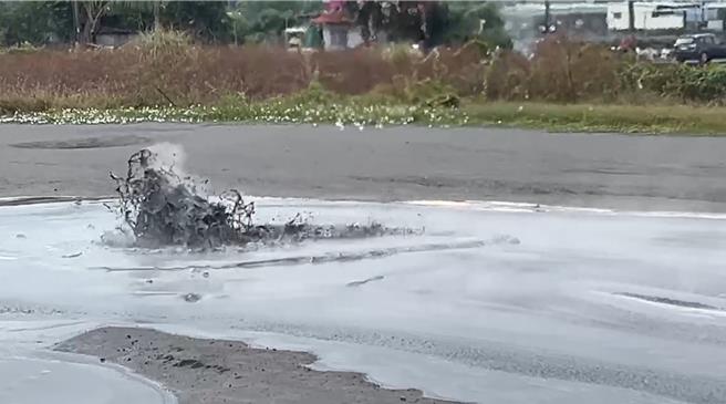 今年屏东万丹泥火山在6月26日首度喷发，相隔5个月后，12日二度喷发，由于现正值红豆栽培期，红豆田恐遭泥浆全灭，目前正紧急引流中。（民眾提供／谢佳潾屏东传真）