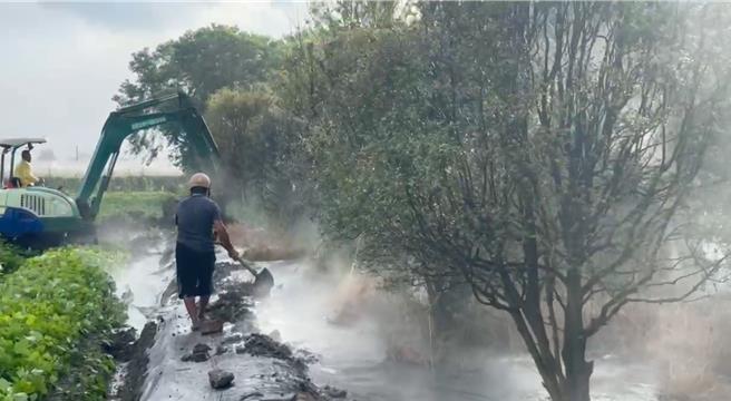 今年屏东万丹泥火山在6月26日首度喷发，相隔5个月后，12日二度喷发，由于现正值红豆栽培期，红豆田恐遭泥浆全灭，目前正紧急引流中。（许展维提供／谢佳潾屏东传真）