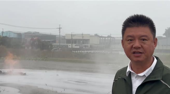 今年屏东万丹泥火山在6月26日首度喷发，相隔5个月后，12日二度喷发，由于现正值红豆栽培期，红豆田恐遭泥浆全灭，目前正紧急引流中。（许展维提供／谢佳潾屏东传真）