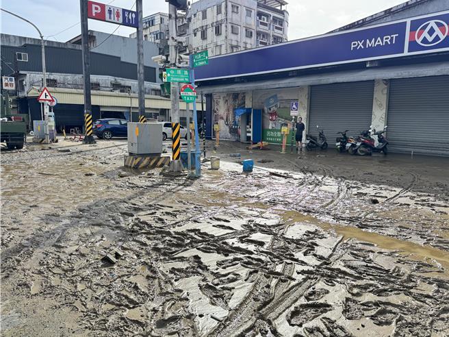 台2線、台2戊線及台9線等主要路段陸續完成清理，預估中午前可全面恢復通行。（吳佩蓉攝）