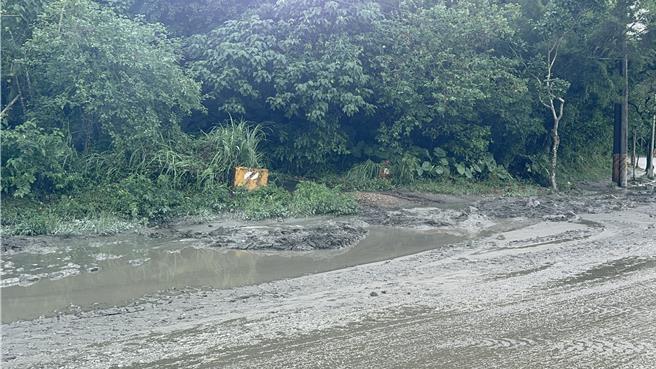 台2線、台2戊線及台9線等主要路段陸續完成清理，預估中午前可全面恢復通行。（吳佩蓉攝）