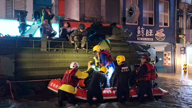 軍方、警消合力救援受困民眾。（圖取自蘇澳鎮公所臉書粉專）