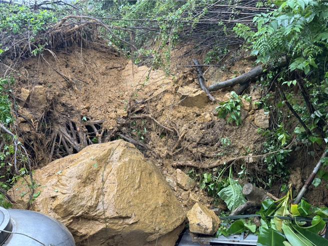 因為颱風鳳凰外圍環流及東北季風共伴效應影響，基隆市多處發生零星災情，基隆市議會議長童子瑋認為，基隆市放不放颱風假應有自己的決策，該與雙北脫鉤。（議員施偉政提供／張志康基隆傳真）