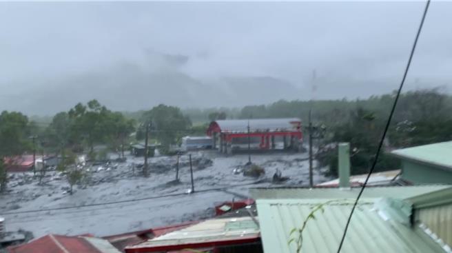 馬太鞍溪水暴漲，溪水自10日至今仍持續溢流進萬榮鄉明利村。（警方提供／羅亦晽花蓮傳真）