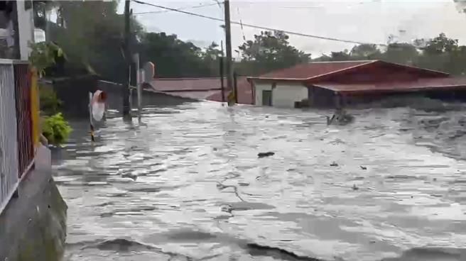馬太鞍溪水暴漲，溪水自10日至今仍持續溢流進萬榮鄉明利村。（警方提供／羅亦晽花蓮傳真）