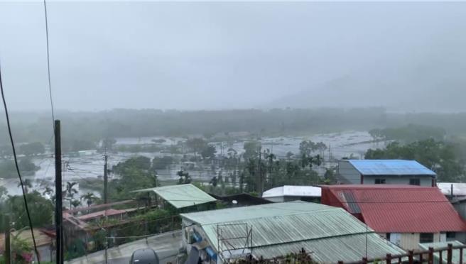 馬太鞍溪水暴漲，溪水自10日至今仍持續溢流進萬榮鄉明利村。（警方提供／羅亦晽花蓮傳真）