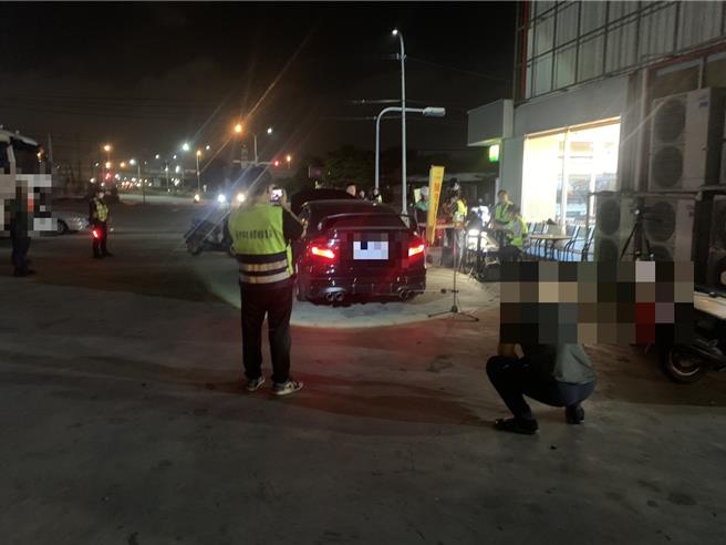 台中市梧棲區首度實施「環保局、警察局、監理站」聯合稽查，短短2小時內共攔檢4輛汽車、3輛機車，其中2輛汽車改裝排氣管檢驗不合格，已依《噪音管制法》告發，分別處3600元罰鍰。（民眾提供）