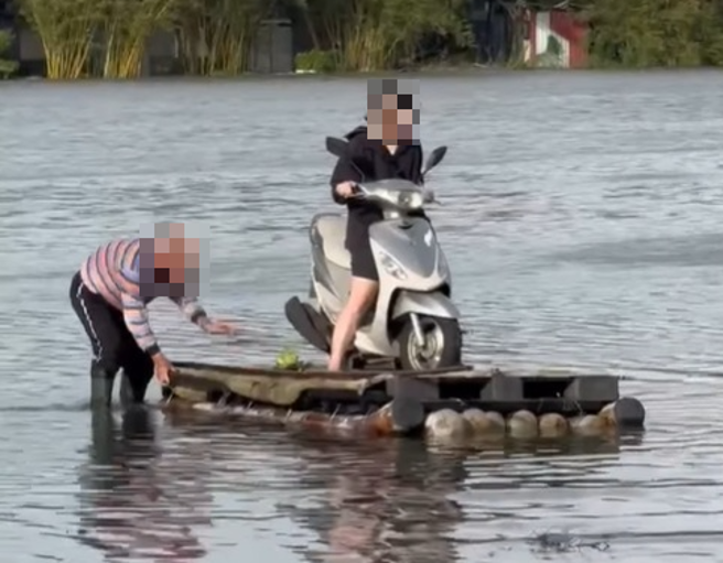 宜兰五结乡有护理师今早赶着上班，家人使用竹筏协助载机车。（图／五结乡民代表张亮轩提供）