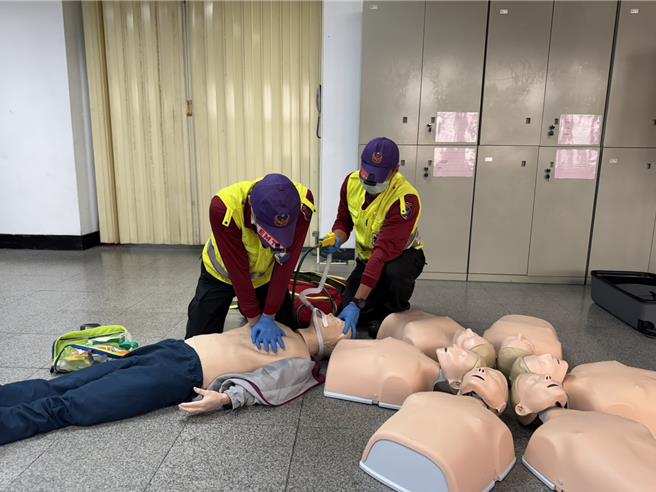 翊圣企业公司日前参加桃园大林消防分队举办的工厂火灾兵棋演练，董事长林仲箎及夫人蔡金秀深受感动，11日再捐多项抢救与救护器材挺消防。(消防提供)