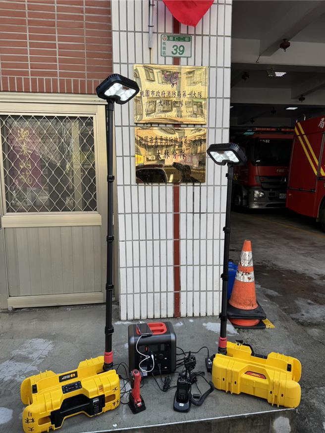翊圣企业公司日前参加桃园大林消防分队举办的工厂火灾兵棋演练，董事长林仲箎及夫人蔡金秀深受感动，11日再捐多项抢救与救护器材挺消防。(消防提供)