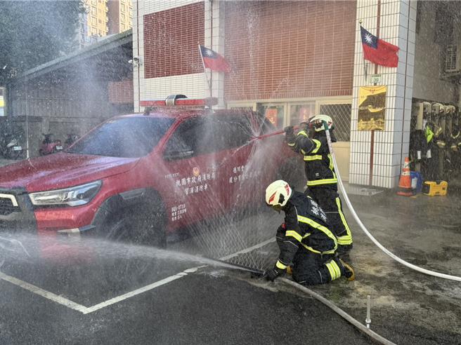 翊圣企业公司日前参加桃园大林消防分队举办的工厂火灾兵棋演练，董事长林仲箎及夫人蔡金秀深受感动，11日再捐多项抢救与救护器材挺消防。(消防提供)