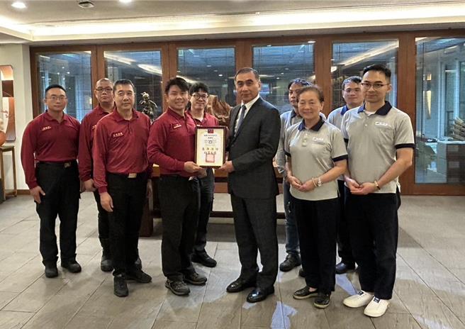 翊圣企业公司日前参加桃园大林消防分队举办的工厂火灾兵棋演练，董事长林仲箎及夫人蔡金秀深受感动，11日再捐多项抢救与救护器材挺消防。(消防提供)