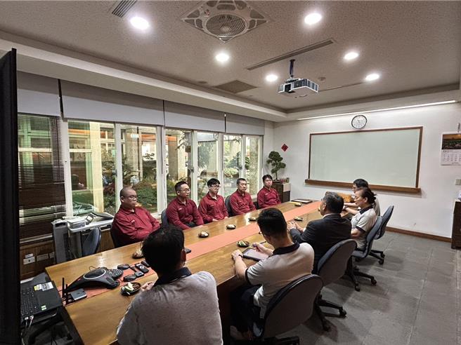 翊圣企业公司日前参加桃园大林消防分队举办的工厂火灾兵棋演练，董事长林仲箎及夫人蔡金秀深受感动，11日再捐多项抢救与救护器材挺消防。(消防提供)