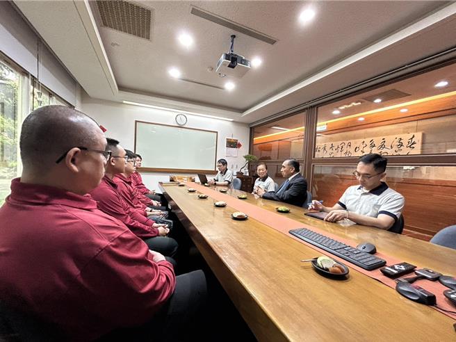 翊圣企业公司日前参加桃园大林消防分队举办的工厂火灾兵棋演练，董事长林仲箎及夫人蔡金秀深受感动，11日再捐多项抢救与救护器材挺消防。(消防提供)