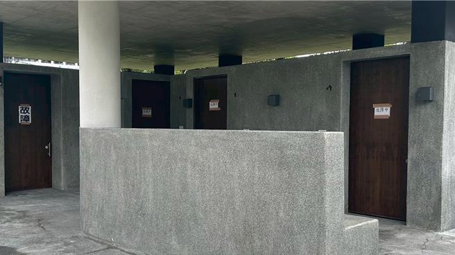 台東舊站特區廁所日前全被貼上故障。（台東縣議員黃治維提供／蔡旻妤台東傳真）