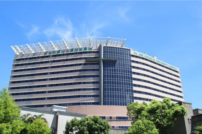 辅仁大学肄业的30岁曾姓男子昨（11）日到辅仁大学附设医院看病，却在诊间持预藏的美工刀划伤前辅大校长、泌尿科名医江汉声，被新北地检署依杀人未遂等罪声请收押禁见。图为辅大医院。（辅大医院提供）