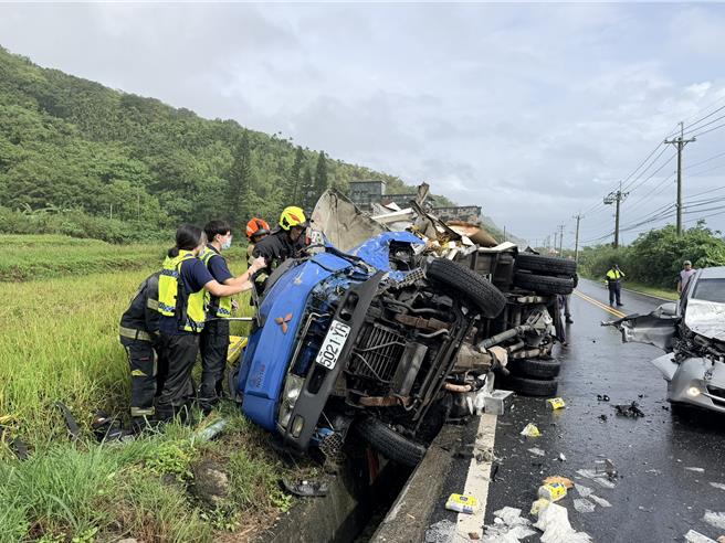 台11線花蓮豐濱路段今天上午發生1起車禍事故。（民眾提供／羅亦晽花蓮傳真）