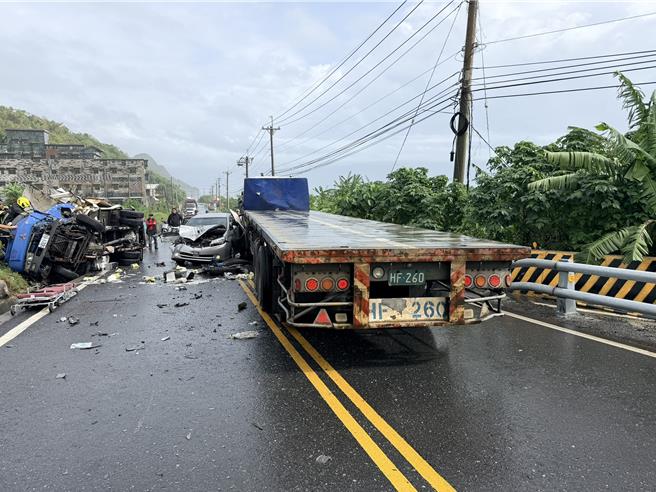 台11線花蓮豐濱路段今天上午發生1起車禍事故。（民眾提供／羅亦晽花蓮傳真）