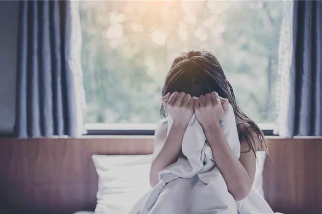 高雄林姓男子在網路認識還在讀國中的12歲少女，涉嫌誘騙她自拍裸照，還三度約少女外出開房，讓對方懷孕。（示意圖：shutterstock／達志）