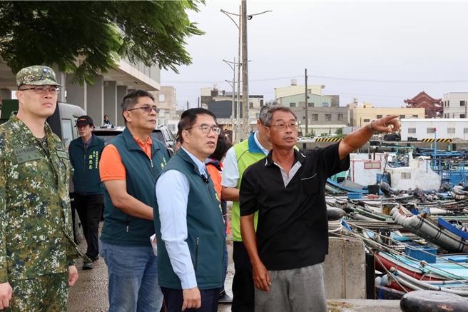 鳳凰颱風直撲台灣，台南市長黃偉哲12日一早前往北門區蘆竹溝漁港視察防颱準備情形。（市府提供／洪榮志台南傳真）