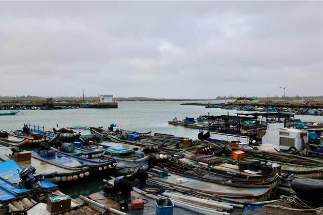 鳳凰颱風直撲台灣，台南市長黃偉哲12日一早前往北門區蘆竹溝漁港視察防颱準備情形。（市府提供／洪榮志台南傳真）