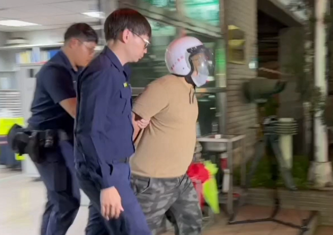 曾嫌犯后被依杀人未遂、恐吓及违反医疗法等罪送办，检方复讯后向法院声请羁押禁见。（图／翻摄画面）