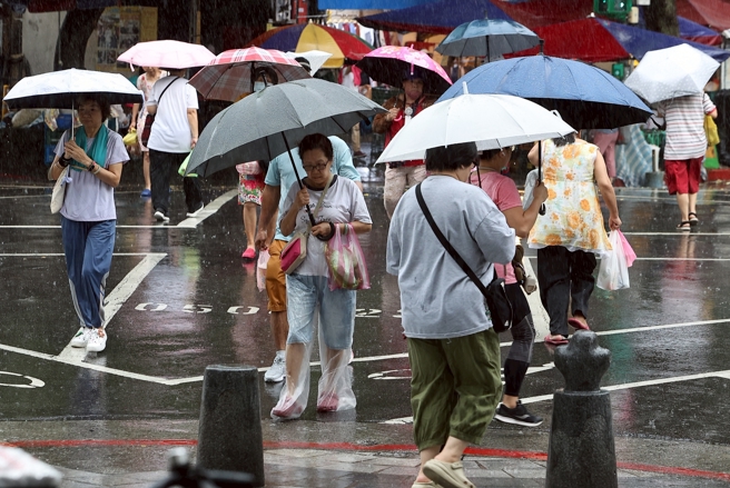 气象署针对9县市发布豪大雨特报。（示意图，记者刘宗龙／摄影）
