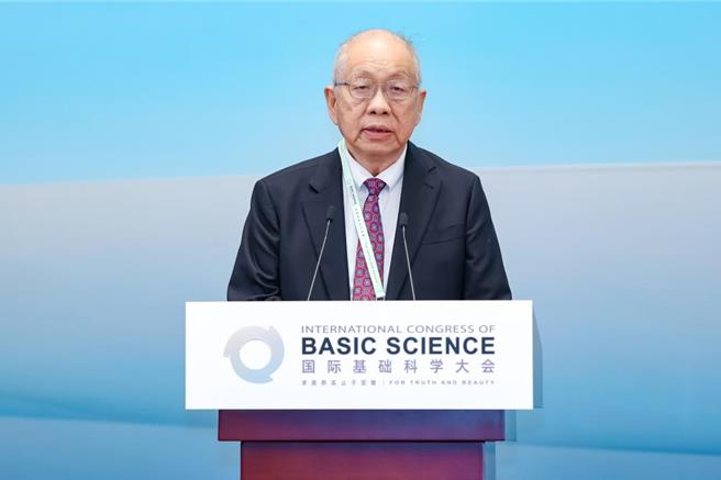 丘成桐人民日报撰文批以「帽」取人：回归数学本真，培养顶尖人才。图为今年7月13日国际基础科学大会开幕式，大会主席、北京清华大学讲席教授丘成桐发言。（新华社╱主办方提供）