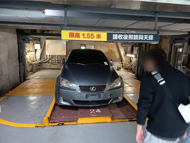 法務部行政執行署宜蘭分署基隆辦公室11日進行法拍，一部凌志IS250以1500元低價拍出，但中古車業者表示，以市價來看，拍定人虧大了！（行政執行署宜蘭分署提供／張志康基隆傳真）