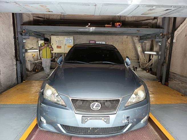 法務部行政執行署宜蘭分署基隆辦公室11日進行法拍，一部凌志IS250以1500元低價拍出，但中古車業者表示，以市價來看，拍定人虧大了！（行政執行署宜蘭分署提供／張志康基隆傳真）