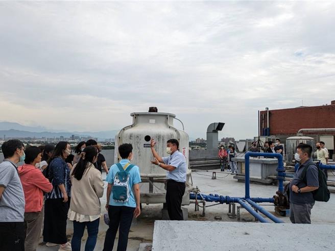 为响应全球净零排放与绿色转型趋势，劳动部劳动力发展署桃竹苗分署与元智大学携手成立「ESG永续与绿能科技人才发展基地」，规画在年底前推出3大实务课程，包含GRI永续报告书撰写实务班、ESG数据分析与碳足迹报告书实务班（第二期）及永续商业模式数位转型实务班，课程期间自民国114年11月至115年3月，目前陆续开班招生中。(桃竹苗分署提供)