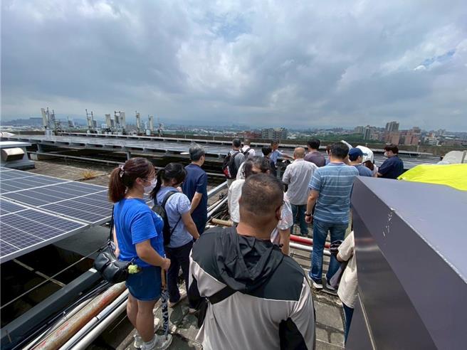 为响应全球净零排放与绿色转型趋势，劳动部劳动力发展署桃竹苗分署与元智大学携手成立「ESG永续与绿能科技人才发展基地」，规画在年底前推出3大实务课程，包含GRI永续报告书撰写实务班、ESG数据分析与碳足迹报告书实务班（第二期）及永续商业模式数位转型实务班，课程期间自民国114年11月至115年3月，目前陆续开班招生中。(桃竹苗分署提供)