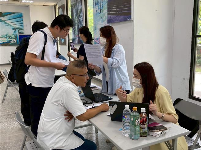 为响应全球净零排放与绿色转型趋势，劳动部劳动力发展署桃竹苗分署与元智大学携手成立「ESG永续与绿能科技人才发展基地」，规画在年底前推出3大实务课程，包含GRI永续报告书撰写实务班、ESG数据分析与碳足迹报告书实务班（第二期）及永续商业模式数位转型实务班，课程期间自民国114年11月至115年3月，目前陆续开班招生中。(桃竹苗分署提供)