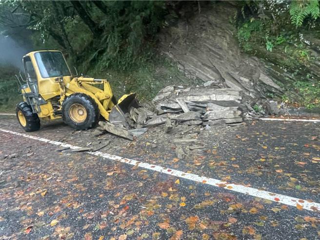 中横公路关原到太鲁阁段预警性封路，山区雨势减缓，今上午解除管制、放行。（太鲁阁工务段提供／王志伟花莲传真）