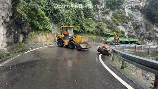 中横公路关原到太鲁阁段预警性封路，山区雨势减缓，今上午解除管制、放行。（太鲁阁工务段提供／王志伟花莲传真）