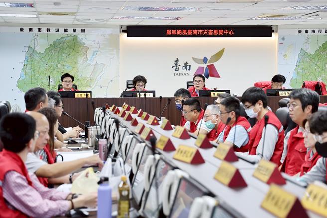 台南市長黃偉哲上午主持鳳凰颱風防颱第二次工作會報提醒，台南在午後風雨才會較強，在脫離暴風圈前，各項防災工作均不能掉以輕心。（台南市政府提供／曹婷婷台南傳真）