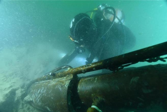 保護甲午戰爭沉艦遺址山東擴大水下文物保護區。圖為水下考古隊員在山東威海灣來遠艦遺址抽沙作業。（新華社╱資料照片）